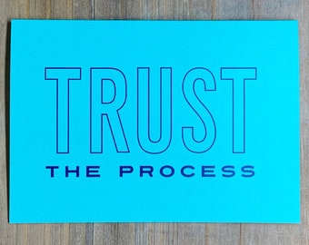 Cartão de felicitações motivacionais - Confie no Processo - Mensagem de inspiração para metas de mentalidade de fitness do amigo treinador PT Small Steps visa PMA