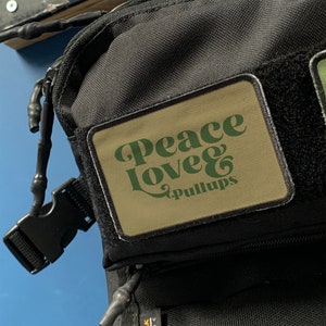 Fun Fitness Gift - Peace Love and Pullups Parche de moral de velcro extraíble para el chaleco pesado con gorra de la bolsa de mochila - gimnasta PT PE Coach crossfitter