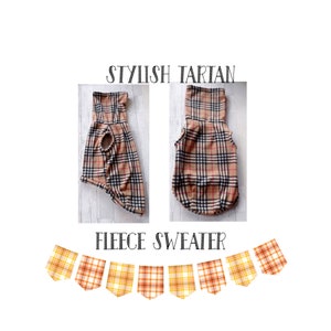 Könnte beinhalten: Zwei Hunde-Fleece-Pullover mit einem beigen, schwarzen und roten Tartanmuster. Ein Pullover hat ein Loch für die Beine des Hundes. Der Text "STYLISH TARTAN" und "FLEECE SWEATER" sind über und unter den Pullovern abgebildet.