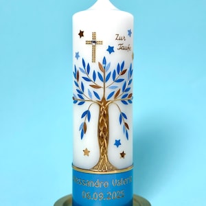 Könnte beinhalten: Eine weiße Taufkerze mit einem blauen und goldenen Baumdesign, einem goldenen Kreuz und blauen Sternen. Die Kerze trägt den Text "Zur Taufe" und hat einen blauen Sockel mit dem Namen "Alessandro Valerio" und dem Datum "06.09.2025".