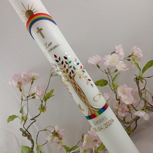 Könnte beinhalten: Weiße Kommunionkerze mit einem goldenen Baumdesign, einem Regenbogenband und dem Text "Zur Kommunion" und "Jannis 11.04.2024".
