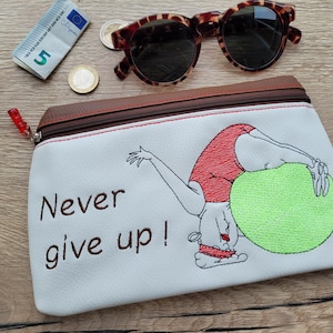 Witziges Kosmetiktäschchen "Never give up", Reißverschlusstasche, Geschenk für Sie, Muttertag