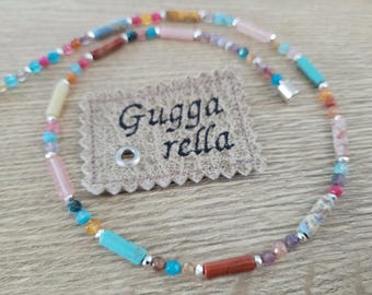 Delicate necklace with semi-precious stones and magnetic clasp