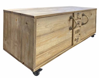 Pallet furniture: solid chest of drawers