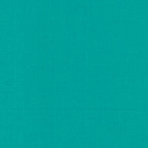 Könnte beinhalten: Einfarbiger teal-farbener Stoff mit einer dezenten Webstruktur. Der Stoff hat eine gleichmäßige Farbe und scheint ein mittelschweres Material zu sein, das für verschiedene Näh- und Bastelprojekte geeignet ist. Die teal-Farbe ist lebendig und gleichmäßig.