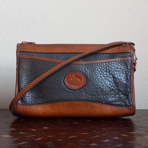 Bolso bandolera con cremallera y bolsillo de Dooney & Bourke en gris ahumado con etiqueta pre-etiquetada