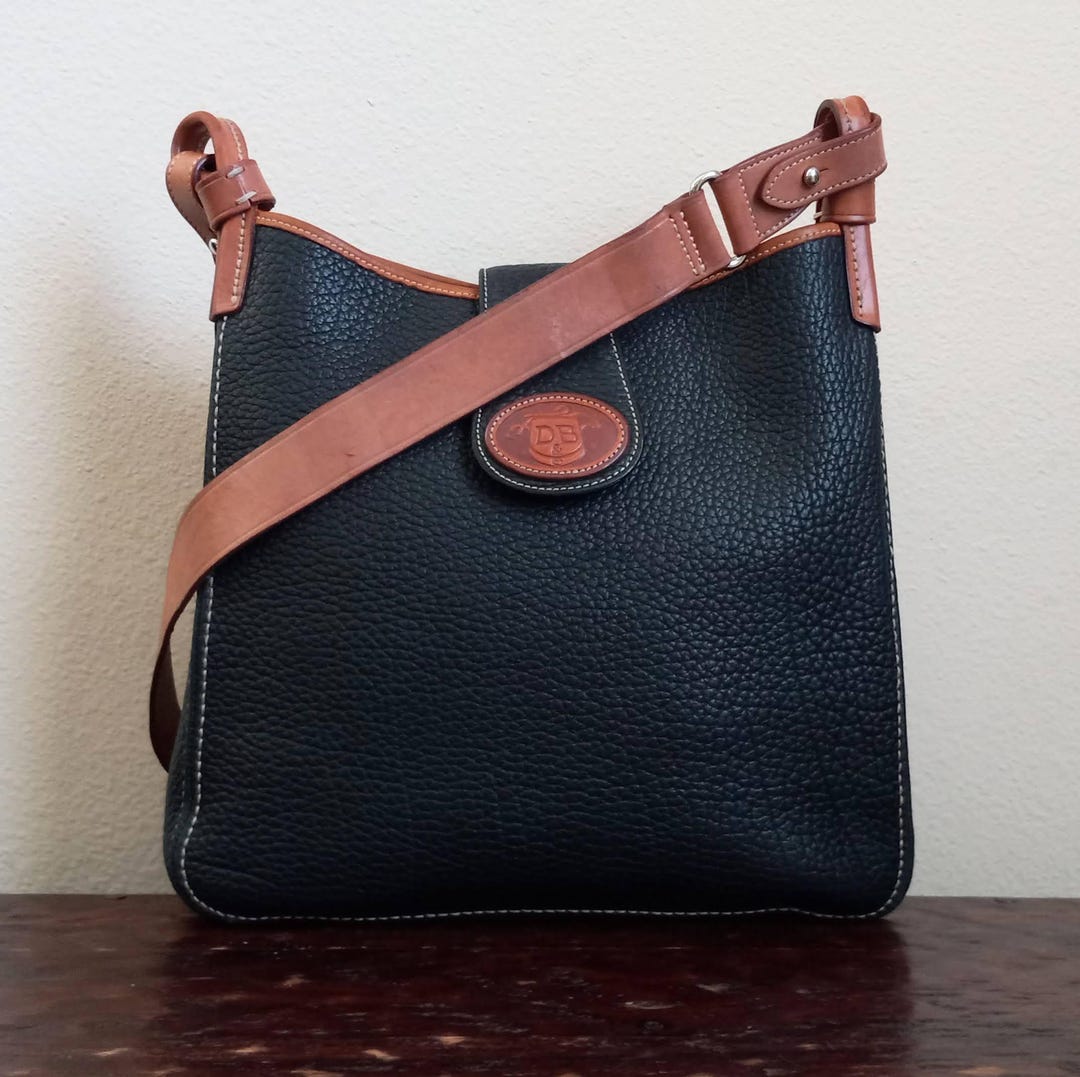 Sacoche Dooney & Bourke Donegal - écusson Bombé, Bracelet Cuir, Toile Noire Vintage, Occasion Excellent état