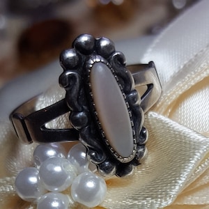 SouthWest Shell Mother of Pearl Promise Love Ring Navajo Design 2.7 grams 1/2&quot; x 12mm Design Vintage Size 5