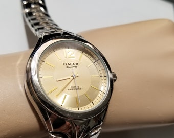 1990s Omax Wristwatch Champagne Color Dial Quartz Movement In Excllent Condition For Men