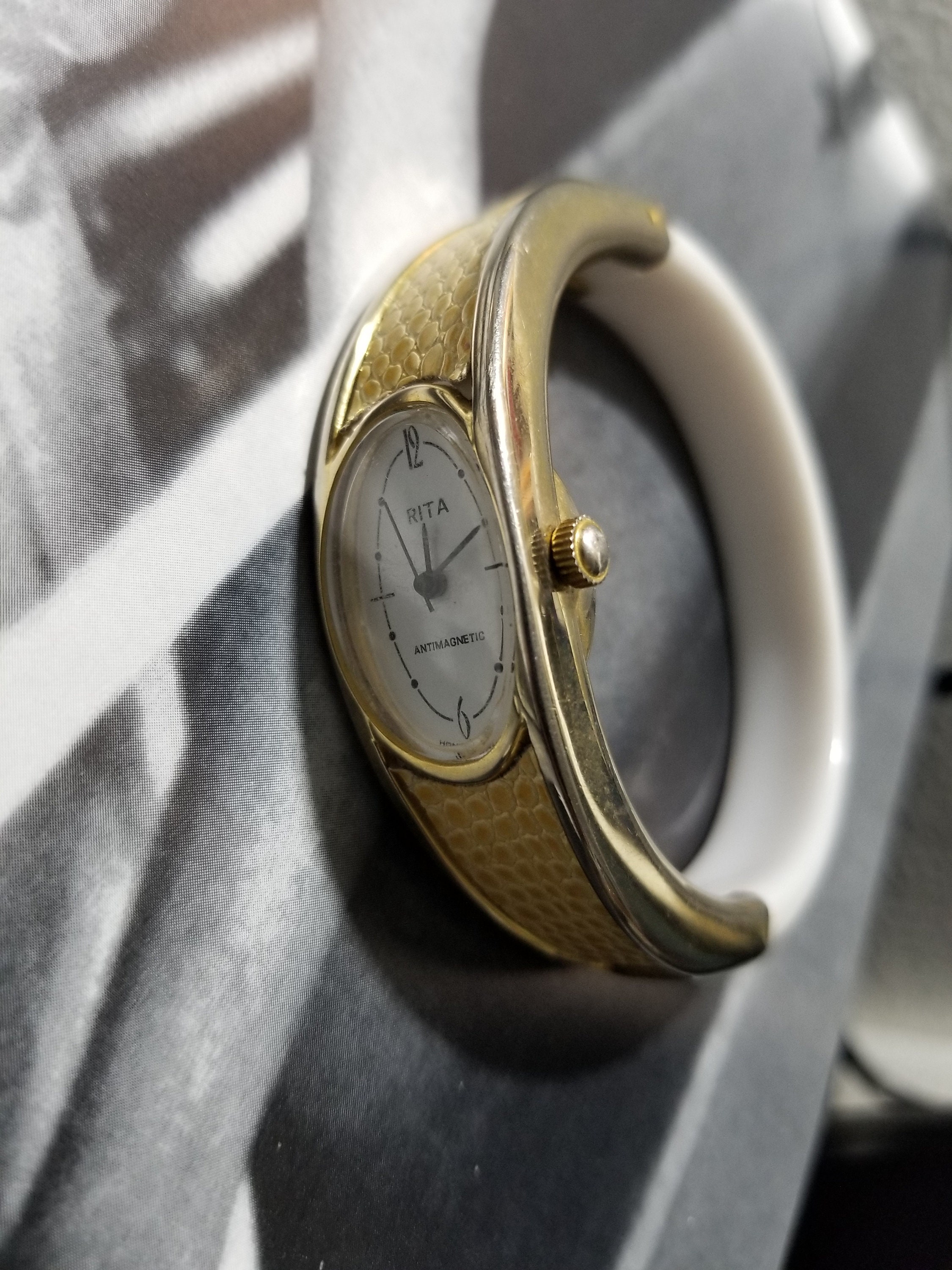 Retro Rita Antimagnetic Wind up Watch Women Hard Plastic 