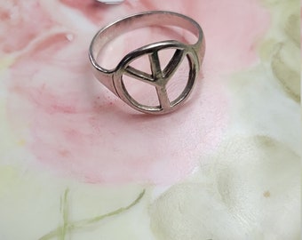 Sterling Silver Love and Peace Ring Vintage Artisan Front 1/2" diam Vintage Size 6