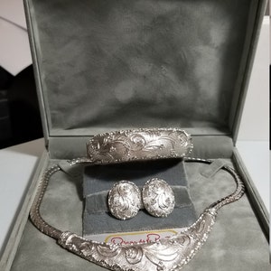 Trio Jewelry Set Oscar de La Renta Antique Set 1950s Rich Rhodium Plate Pristine Excellent Condition Necklace Clip on Earrings and Bracelet
