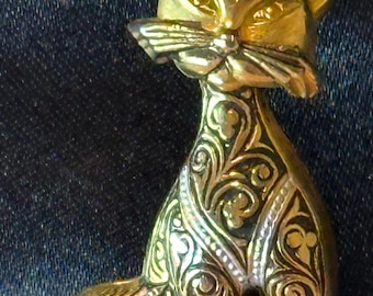 Spilla damascena a forma di gatto, design classico spagnolo vintage, con intarsi in lamina d'oro 22k e 24k.