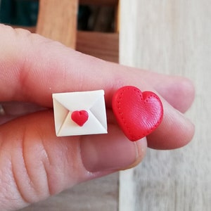 Valentinstag Ohrringe - Liebe Buchstaben Ohrringe-Herz Ohrringe - Be my Valentine Geschenkidee - Freund Freundin Geschenk - Mismatched Ohrringe