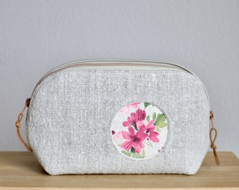 Toiletry bag made of natural linen with a flower motif, large cosmetic bag with zipper and peephole application of pink flowers