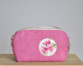 Kulturbeutel aus Vintage Leinen mit Blumen-Motiv, große Kosmetiktasche mit Reißverschluss in Pink mit Guckloch-Applikation rosa Blümchen