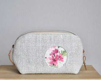 Kulturbeutel aus Naturleinen mit Blumen-Motiv, große Kosmetiktasche mit Reißverschluss und Guckloch-Applikation rosa Blümchen