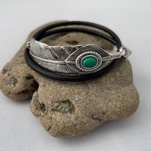 INDIAN SPIRIT, wrap leather bracelet unisex, large curved feather with synthetic malachite, partner jewellery, partner bracelet, Indian jewellery