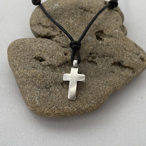 KREUZ, Lederband-Kette mit versilbertem Kreuz, Partnerschmuck, unisex, Geschenkidee, Lederband in schwarz oder braun Bild 4