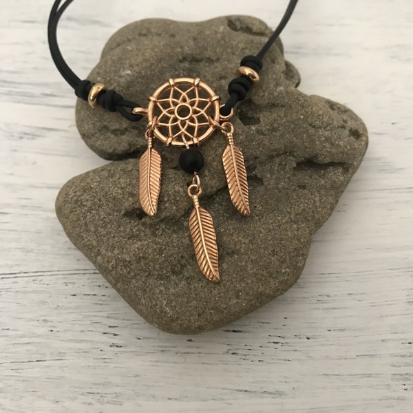 DREAMCATCHER roségold Leder-Collier mit Feder-Anhängern und Jadeperle, Traumfänger, INDIAN SPIRIT, Boho, Hippie, Indie, Festival, Ethno