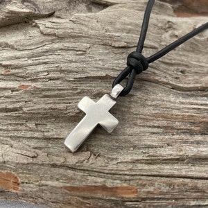 KREUZ, Lederband-Kette mit versilbertem Kreuz, Partnerschmuck, unisex, Geschenkidee, Lederband in schwarz oder braun Bild 1