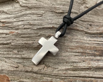 Kruis, leren ketting voor dames en heren met verzilverd kruis, partnersieraad, cadeau-idee, leren band in zwart of bruin.