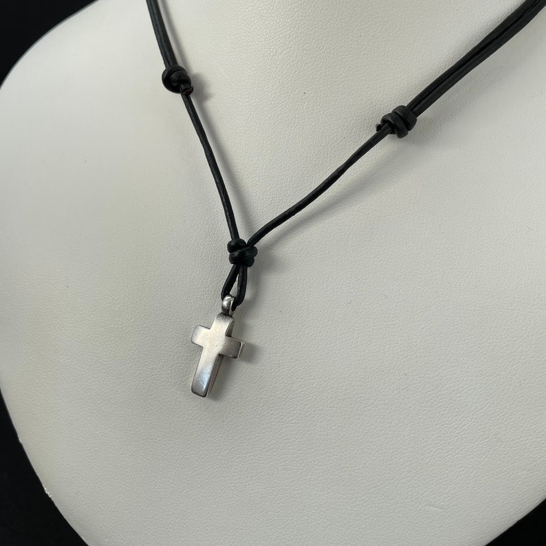 KREUZ, Lederband-Kette mit versilbertem Kreuz, Partnerschmuck, unisex, Geschenkidee, Lederband in schwarz oder braun Bild 6
