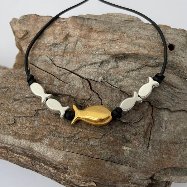 CONTRA EL PODER, sutil pulsera de cuero con peces plateados y dorados, delicada pulsera de mujer con mensaje, joyería de declaración, pulsera de peces