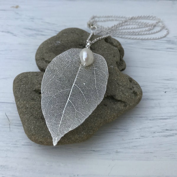 echtes BLATT mit Süßwasserperle, lange Edelstahl-Kette versilbert, Naturestyle, Naturschmuck, Kette mit Blatt-Anhänger, Geschenkidee