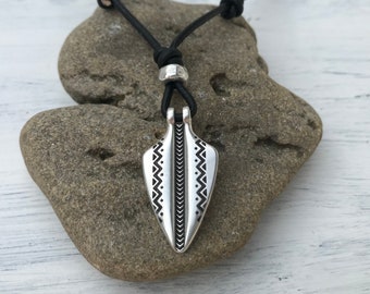 Amuleto étnico, punta de flecha, punta de lanza, collar de cordón de cuero, joyería de pareja, talismán, unisex
