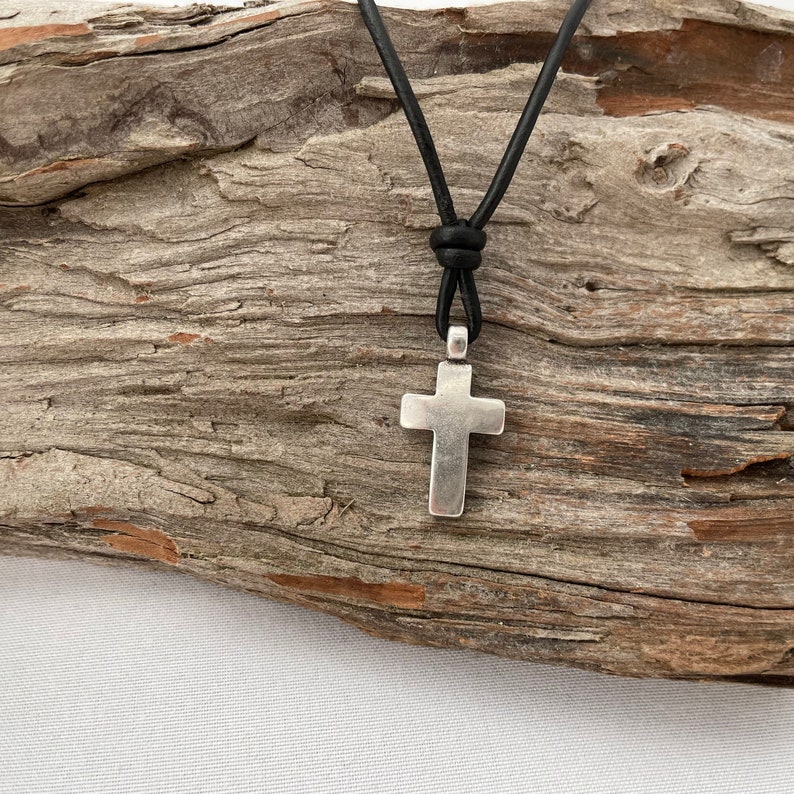 KREUZ, Lederband-Kette mit versilbertem Kreuz, Partnerschmuck, unisex, Geschenkidee, Lederband in schwarz oder braun Bild 2