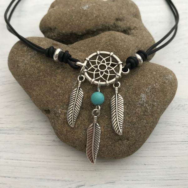 DREAMCATCHER Lederband-Choker-Collier, INDIAN SPIRIT, Traumfänger mit Türkis & Federn, Indianerschmuck, Partnerschmuck, Lederkette, unisex