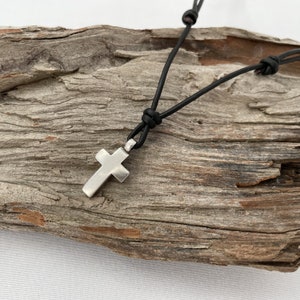 KREUZ, Lederband-Kette mit versilbertem Kreuz, Partnerschmuck, unisex, Geschenkidee, Lederband in schwarz oder braun Bild 3