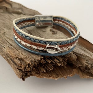 Leder Armband KAURI Muschel, Edelstahl Magnetverschluß, blau-creme-braun, Größe wählbar, mehrreihiges Lederband, geflochtenes Lederband