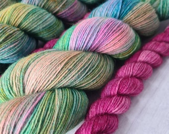 Pandoras StrickTick, Creaduo "Green flowers" , 100g Strang und 1 Ministrang 20g, Trekking 4fach, handgefärbt