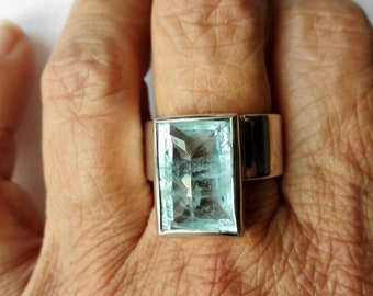 Eisfenster: Ring aus Sterlingsilber mit Aquamarin