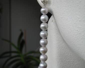 Perlend: Ohrhänger aus grauen Süßwasserperlen mit Sterlingsilbersteckern