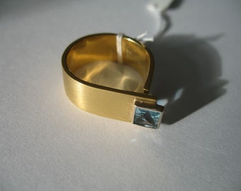 Ring aus 750/000 Gelbgold mit Aquamarin contex cut "mit Anfang und Ende, eckig"