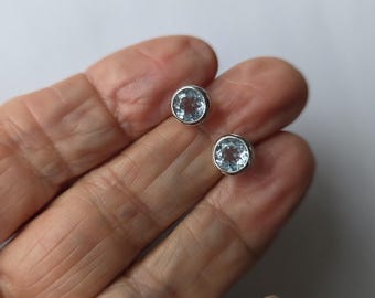 Ohrstecker aus Sterlingsilber mit blauen Topasen