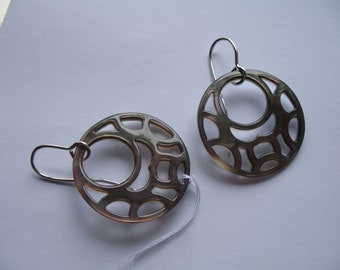 Mandala: Creolen geschnitten aus Tahitiperlmuschelschalen mit Sterlingsilberhaken