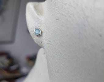 Ohrstecker aus Sterlingsilber mit sechseckigen Calcedon