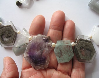 Anecken: Kette/Collier aus Quarz-, Amethyst- und Aquamarinabschnitten mit Perlen und Silberschloss