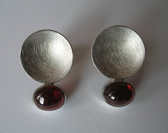 Vampirella: Ohrstecker aus Sterlingsilber mit Granatcabochons