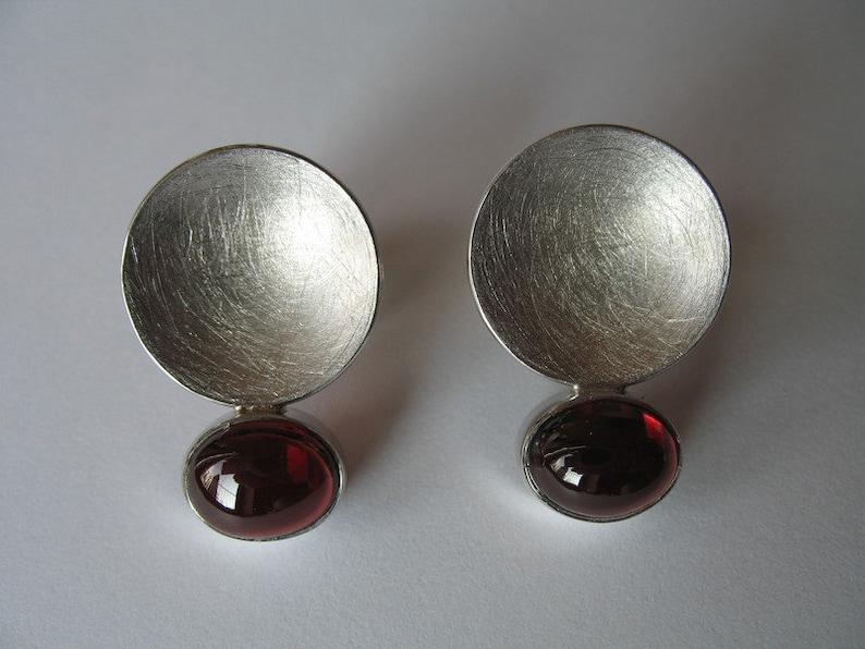 Vampirella: Ohrstecker aus Sterlingsilber mit Granatcabochons Bild 1