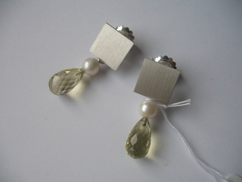 Swinging yellow: Ohrstecker aus Sterlingsilber mit Lemoncitrinpampeln und Perle Bild 1