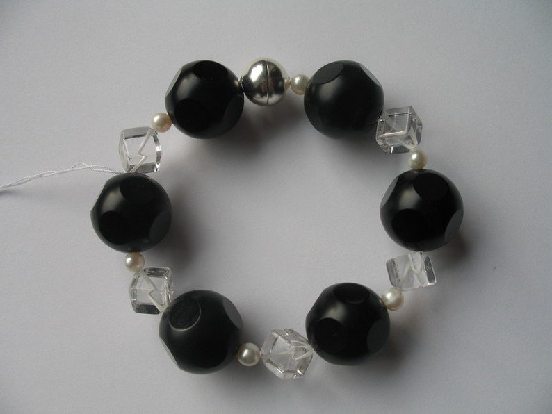 Kugeln mit Tuppen: Armband aus Onixkugeln Onyx mit Bergkristall, Perlen und Magnet Silberschloss Bild 1