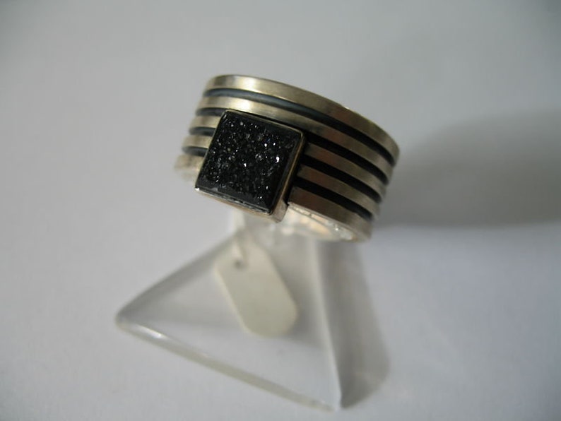 Schwarz gerillt: Ring aus Sterlingsilber mit Onixkristallrasen image 1