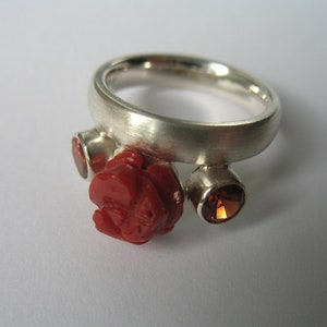 Rosenfeuer: Ring aus Sterlingsilber mit Korallrose und Zirkonen Bild 1