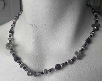 Kette aus Spektrolith Amethyst Lava Onix mit silbernen Zwischenteilen