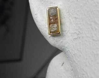 Diamantenstab: Ohrstecker aus vergoldetem Sterlingsilber mit 3 Rohdiamanten
